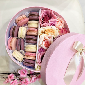 VIRÁGOS MACARON BOX – Elegancia és édesség egy dobozba zárva ?