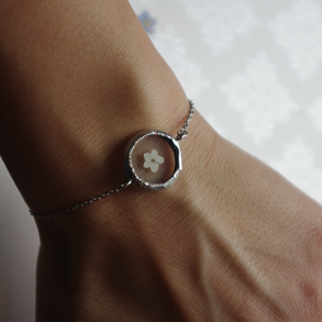 Erdei fehér nefelejcs üveg karkötő, préselt virággal, kör alakban, ezüstözve, fenntartható divat, újrahasznosított