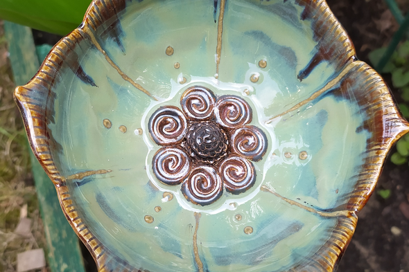 Bogáritató kerti virág - türkiz, barna szegéllyel II.