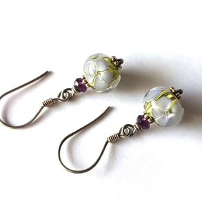 APRIL, virágos lámpagyöngy fülbevaló ezüsttel