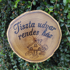 Tiszta udvar, rendes ház fa tábla