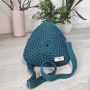 Háromszög alakú horgolt tenger színű crossbody táska – egyedi kézműves darab