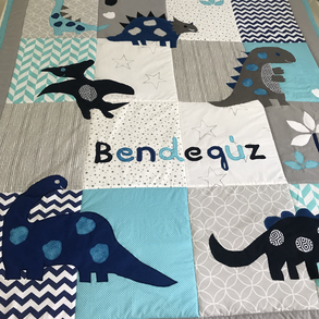 Dinós patchwork falvédő, takaró türkiz