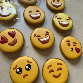 Emoji és smiley dekor mézeskalácsok