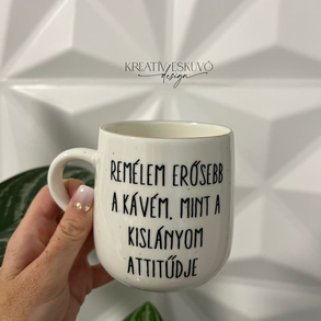Remélem erősebb a kávém, mint a kislányom attitűdje, feliratos bögre, vicces felirat bögrére