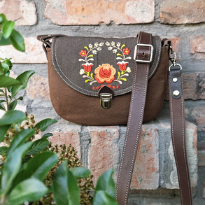 Crossbody, Enani táska, vállon átvethető kistáska.