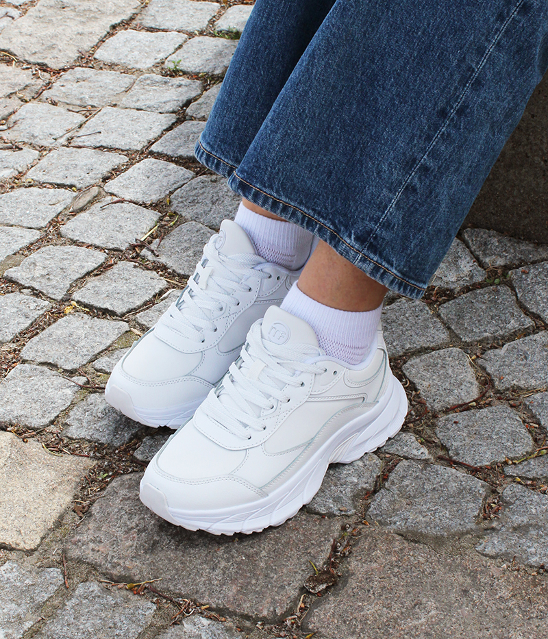 Vita sneakers till blå jeans