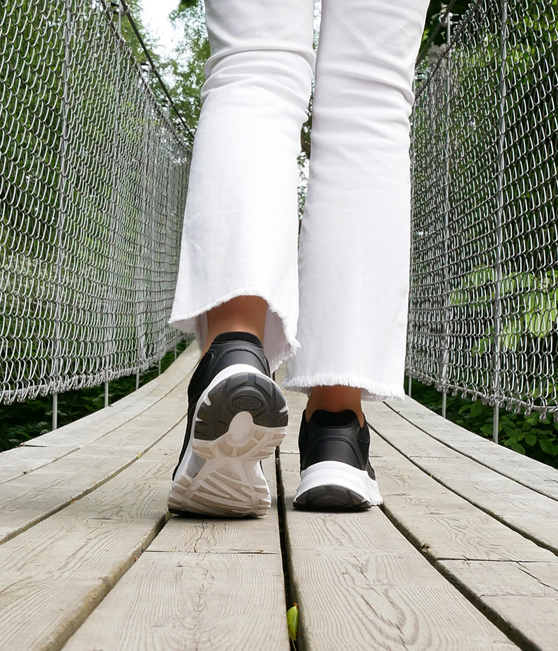 Svartvita sneakers med mönstrad yttersula