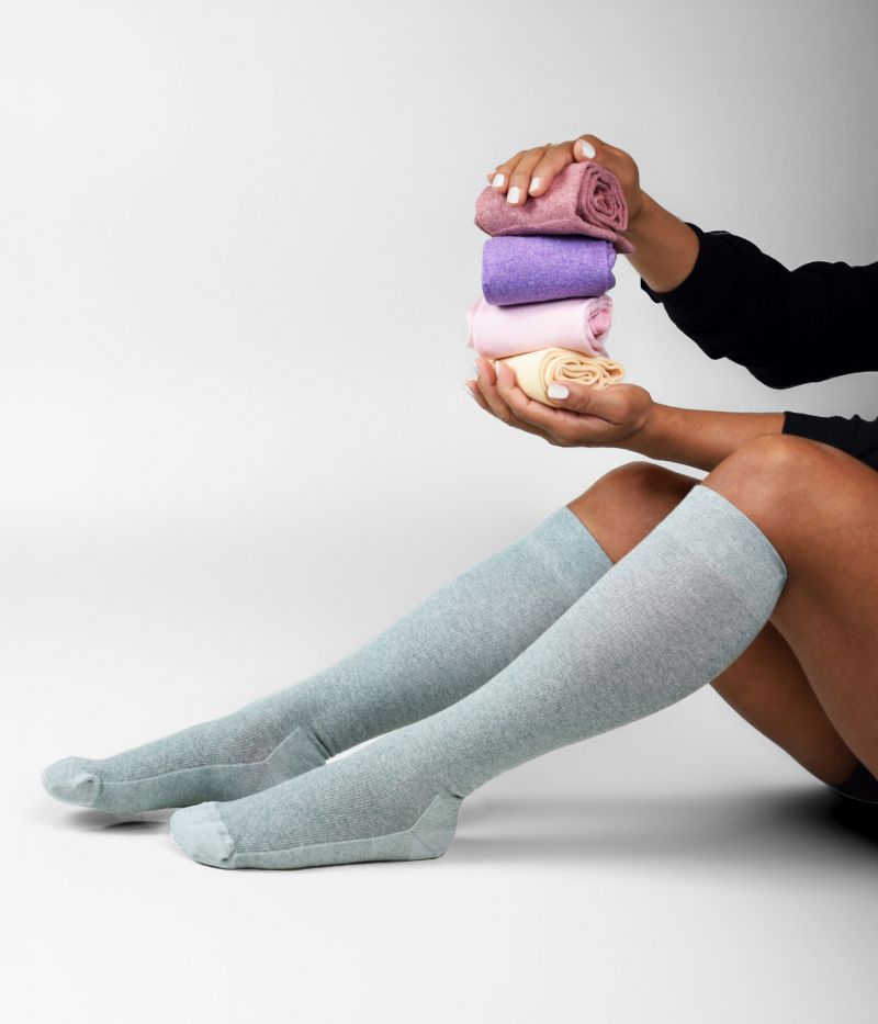 Fem olika stödstrumpor i pastellfärger