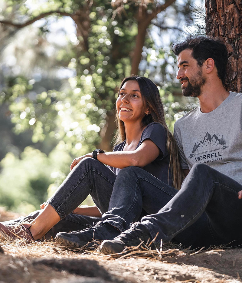 En paus från promenaden i skogen