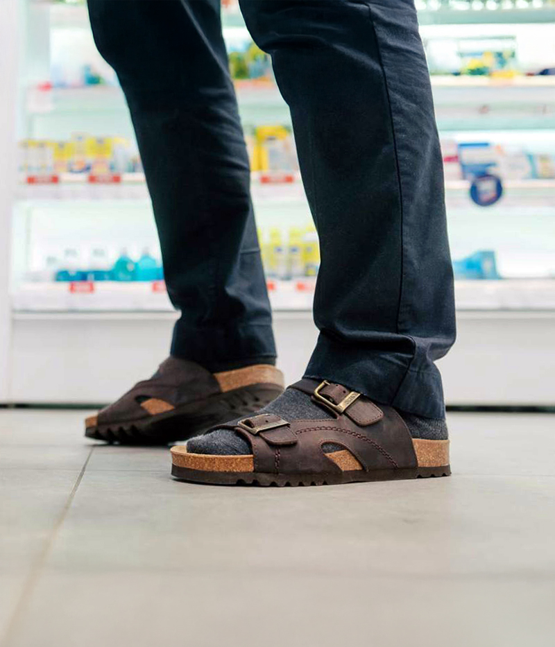 Mörkbruna herrsandaler i modellen Moldava