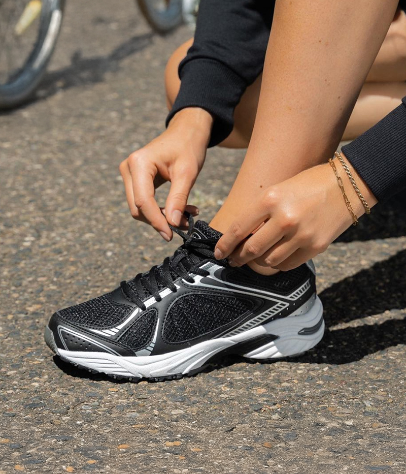 Walkingskor från Scholl i svart och vitt
