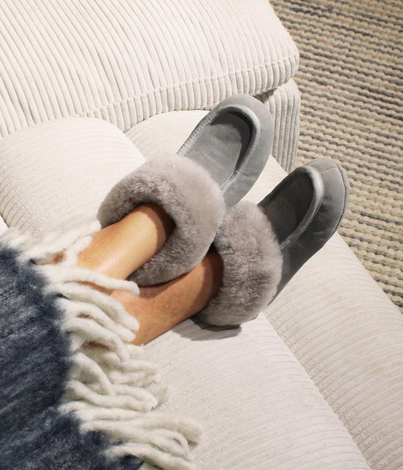 Sunne - fårskinnstofflor i ljusgrått helt i mocka