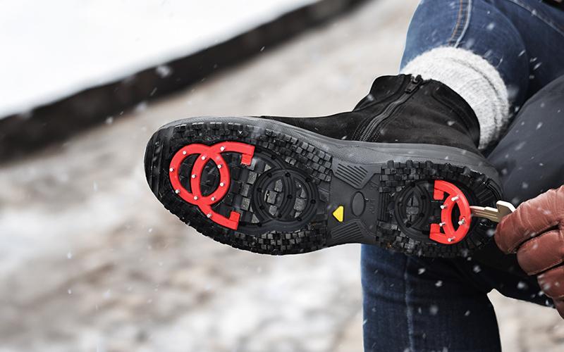 Du fäller enkelt ut broddarna när det behövs med en medföljande nyckel