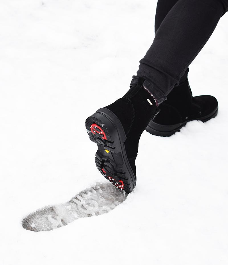 Dubbskorna Kalix i svart mocka till herr med avtryck i snön