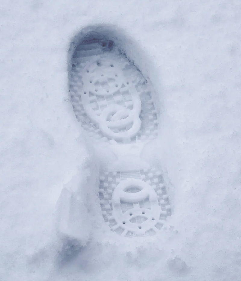 Avtryck i snön från våra skor med utfällbara broddar