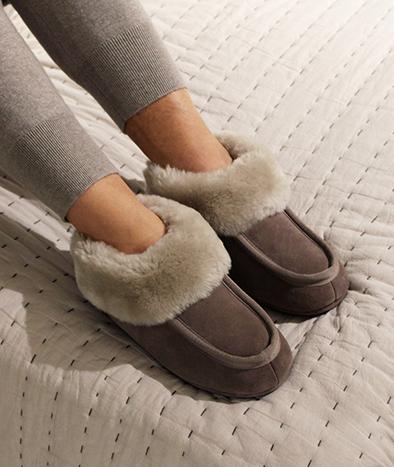 Fårskinnstofflor Sunne i taupe-brunt