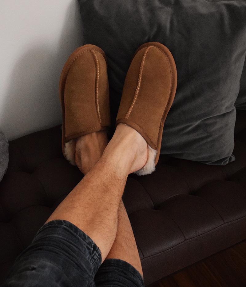 Bruna fårskinnstofflor till herr i populära färgen chestnut