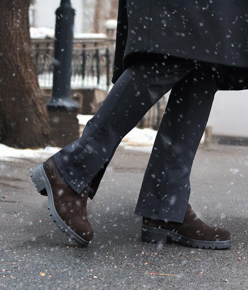Eleganta dubbskor i brun mocka med utfällbara broddar