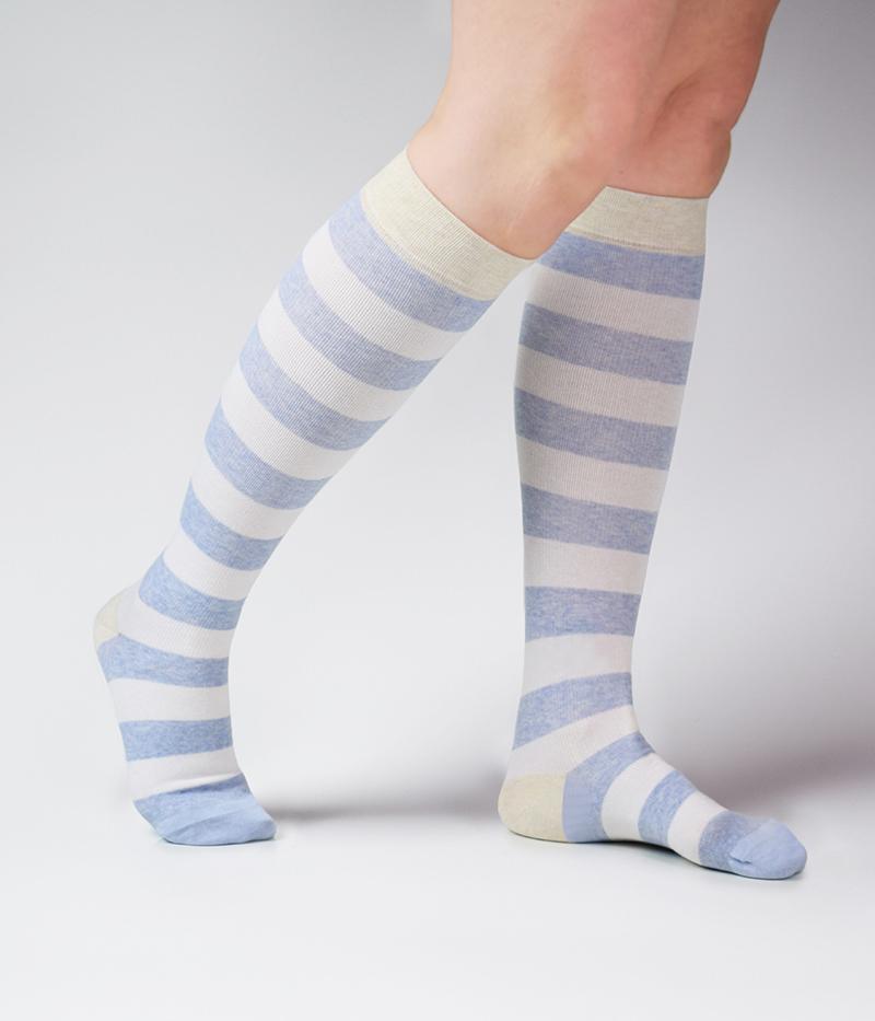 Randiga stödstrumpor i ljusblått och ljusgult