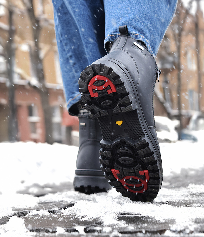 Våra skor med utfällbara broddar - här i modellen Haga