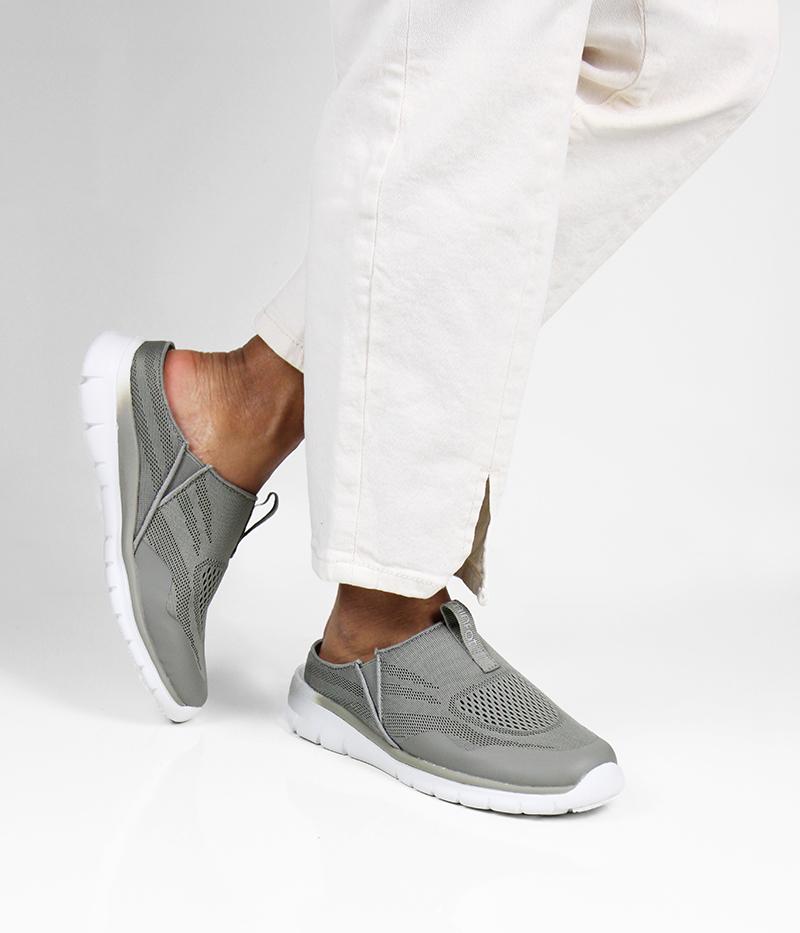 Easy Step, lätta och mjuka tofflor i praktiskt syntetmaterial som andas och är följsamt