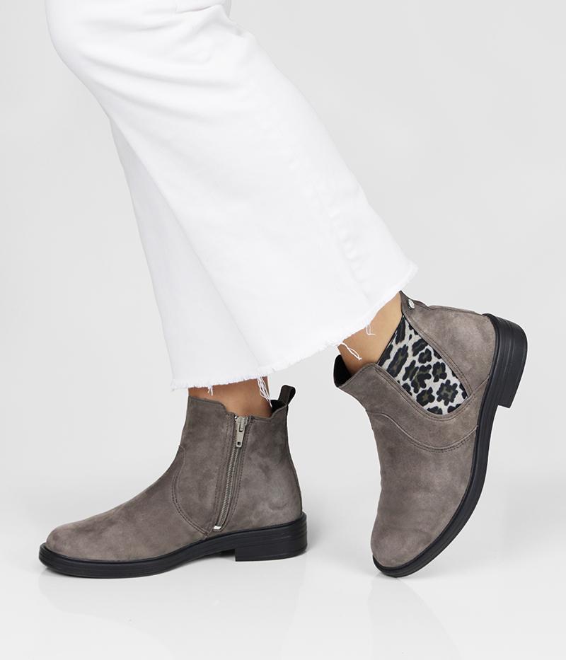 Bou, chelseaboots i färgen taupe med leopardmönster