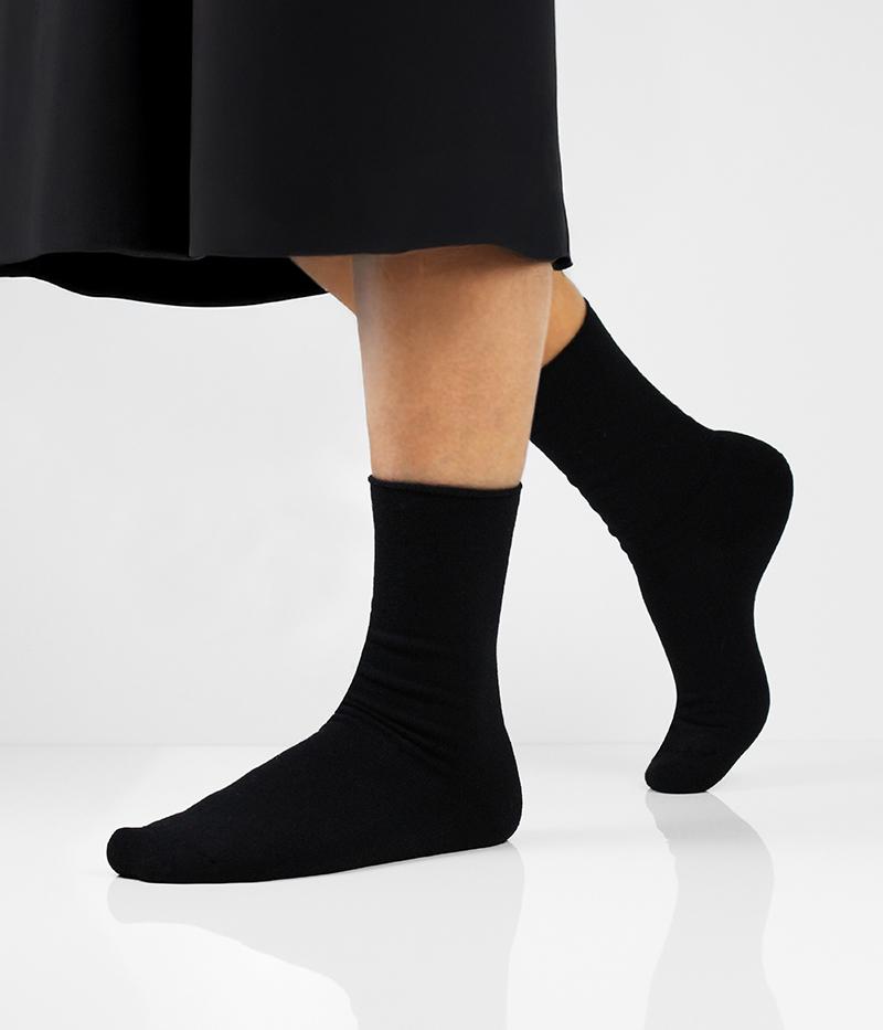 Strumpor på kampanj, här är Sensitive i svart med frotté för extra komfort