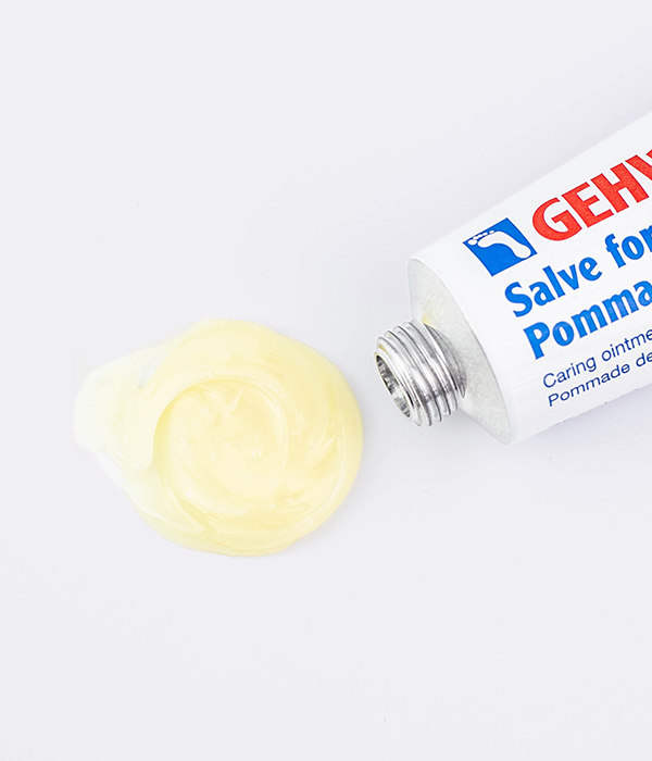 Vårdande fotsalva från Gehwol för spruckna hälar