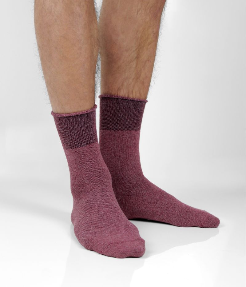 Röda strumpor från vår Sensitive-serie i färgmixen Meadow