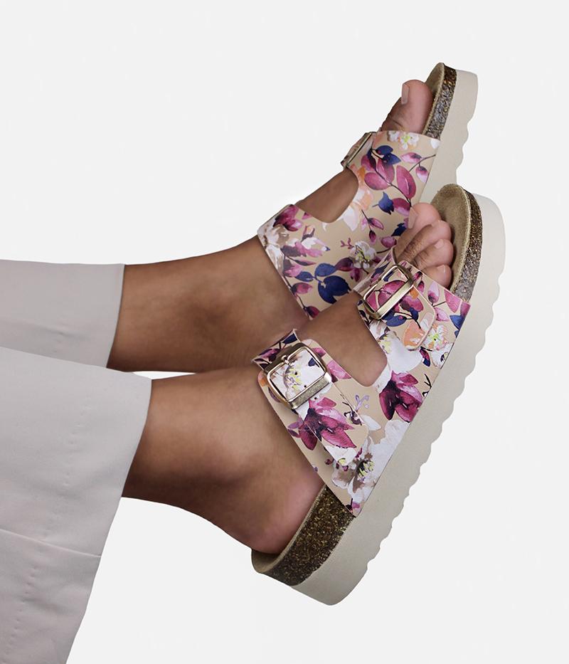 Sandalen Summer i färgen sand med vackert blomstermönster