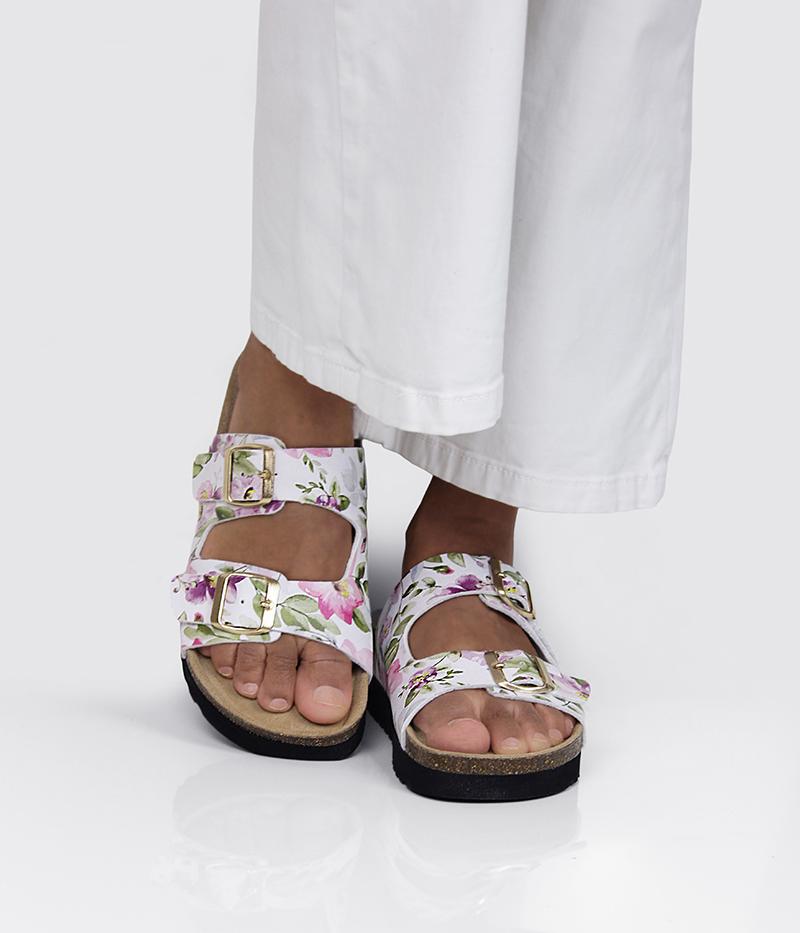 Summer-sandalen i färgen vit med blommor i rosa och grönt
