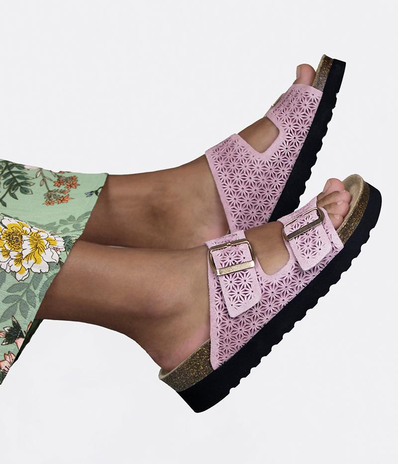 Rosa sandaler med blomstermönstrad ovandel