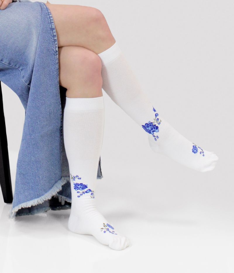 Annettes favorit - Vita stödstrumpor med vackert blått mönster
