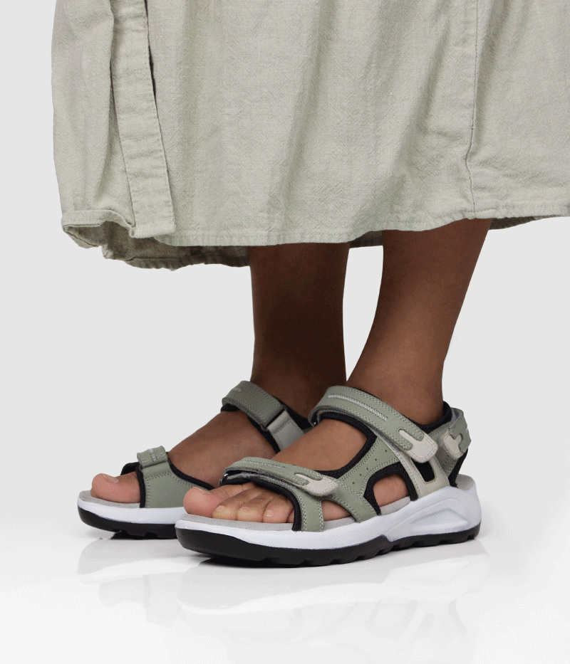 Vilken färg på sandalerna väljer du - grönt, brunt eller rosa?