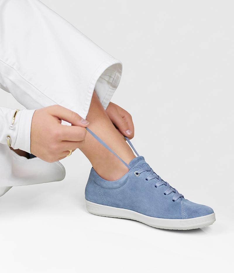 Ljusblå sneakers i mocka med bekväm fotbädd