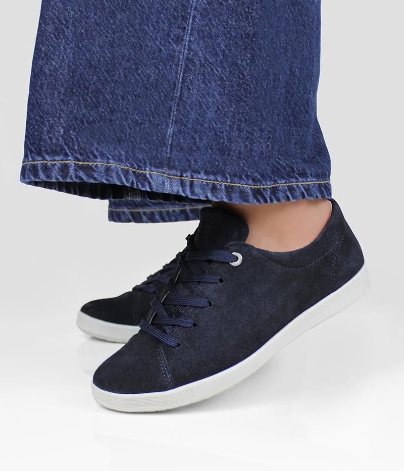 Minfot Aveny, marinblå sneakers i mjuk mocka med snörning och låg profil