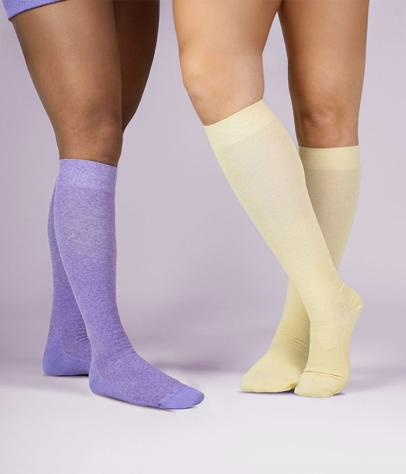 Pastellfärgade stödstrumpor i lila och gult