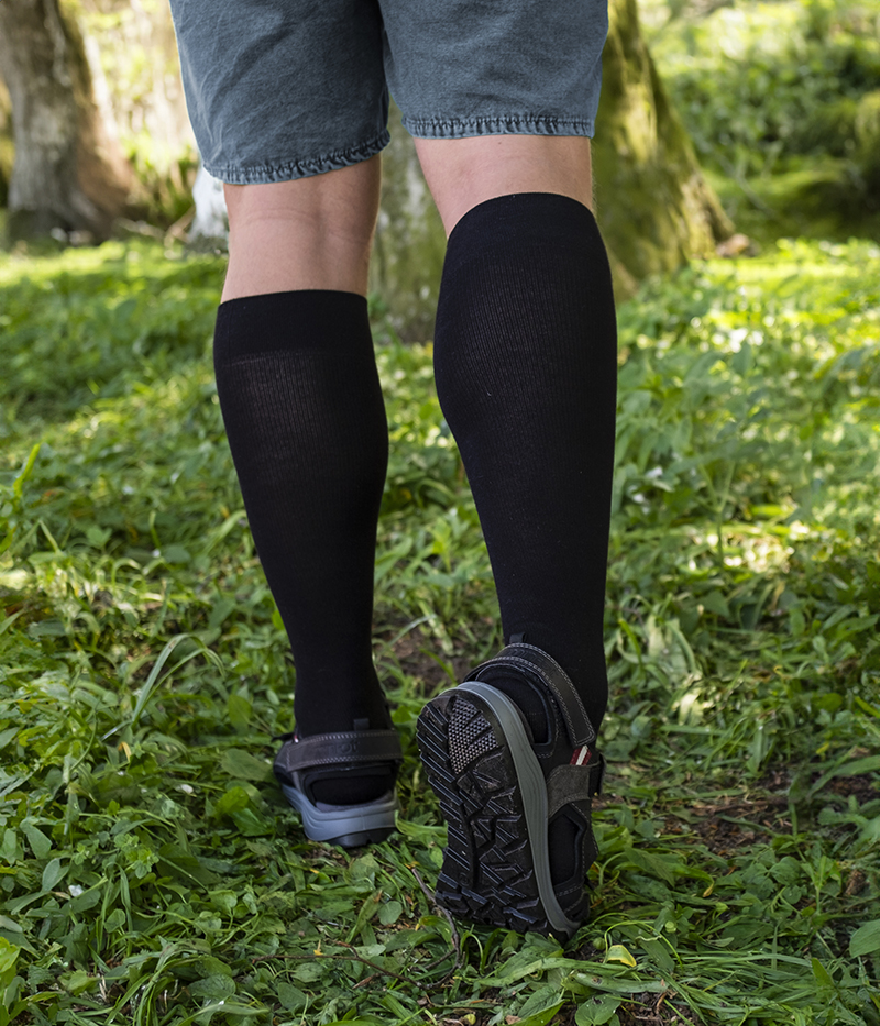 Svarta stödstrumpor i bambu finns till både dam och herr
