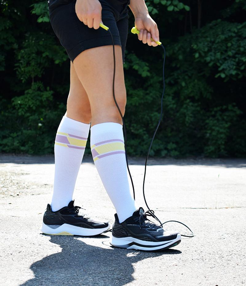 Kvinna med hopprep i våra vita lyocellstrumpor med kompression