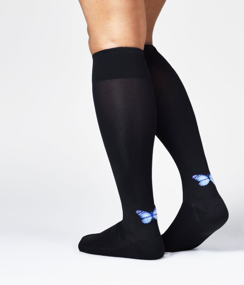 Nylonstrumpor med kompression och fjärilsmönster