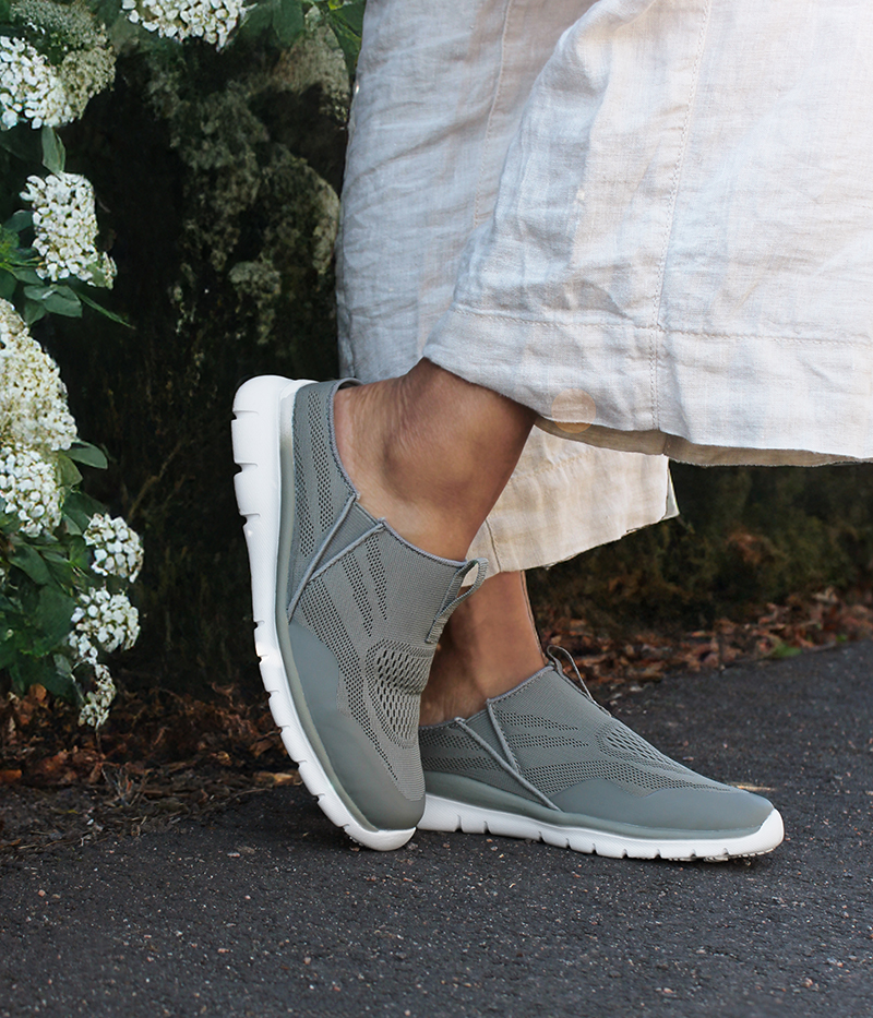 Minfot Easy Step-in, tofflor i khakigrönt med låg hälkappa för enkel påtagning