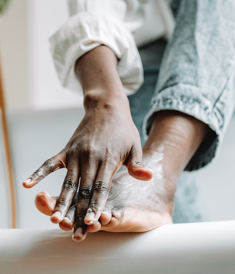 Smörj in fötterna med en skön fotkräm efter badet