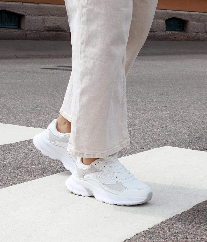 Vita sneakers med rejäl sula passar bra till stadspromenader