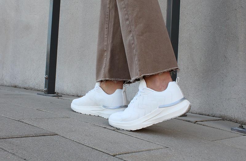 Vita sneakers till citypromenaden