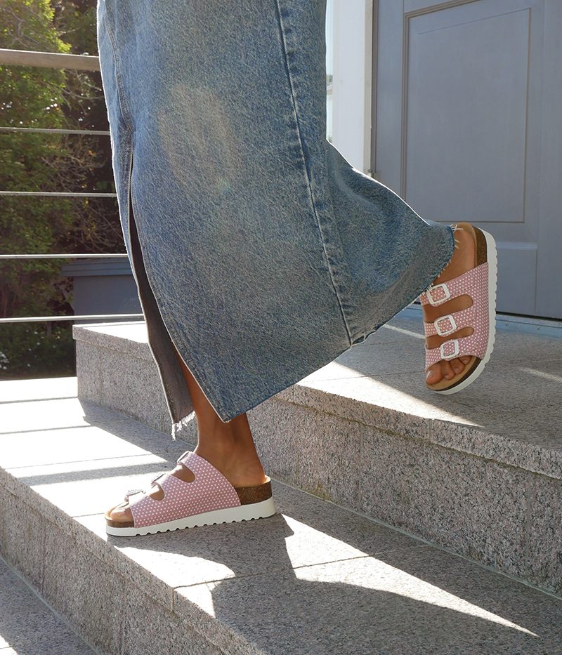 Treremmade sandaler med behaglig anatomisk fotbädd och rosa remmar med vita prickar