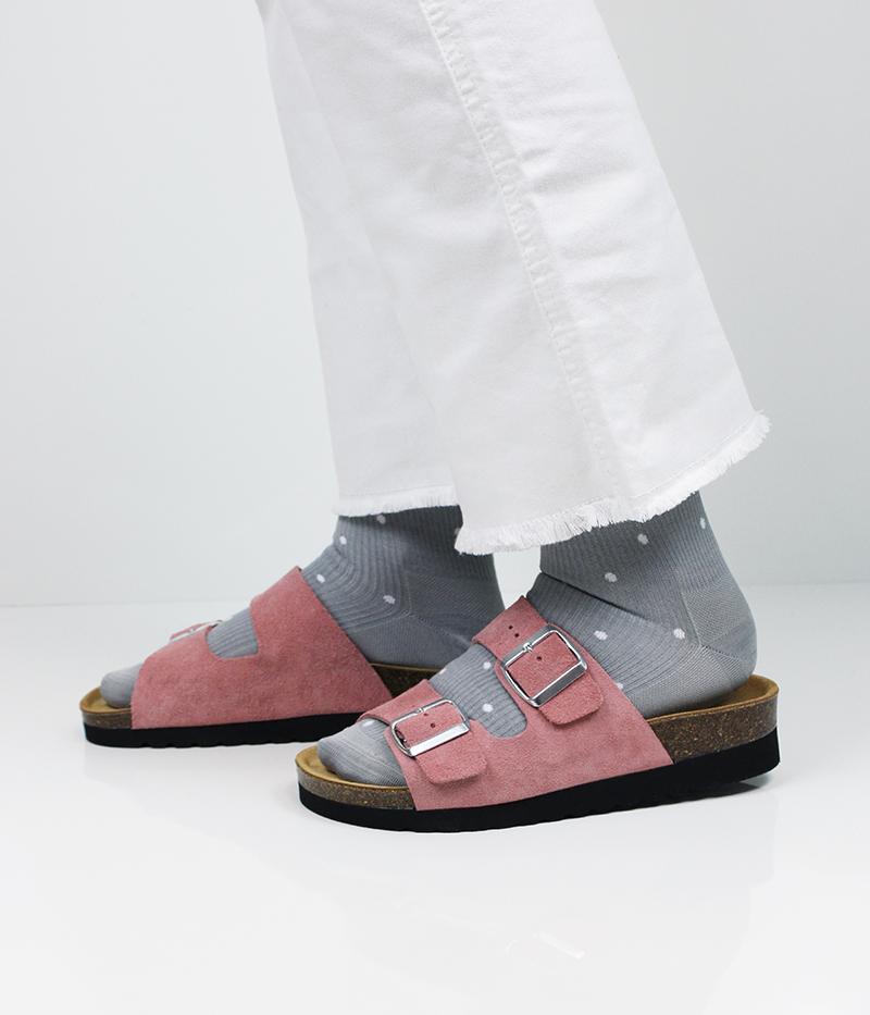 Våra Moa-sandaler i rosa mocka med prickiga stödstrumpor i grått från vårt Viola 5-pack