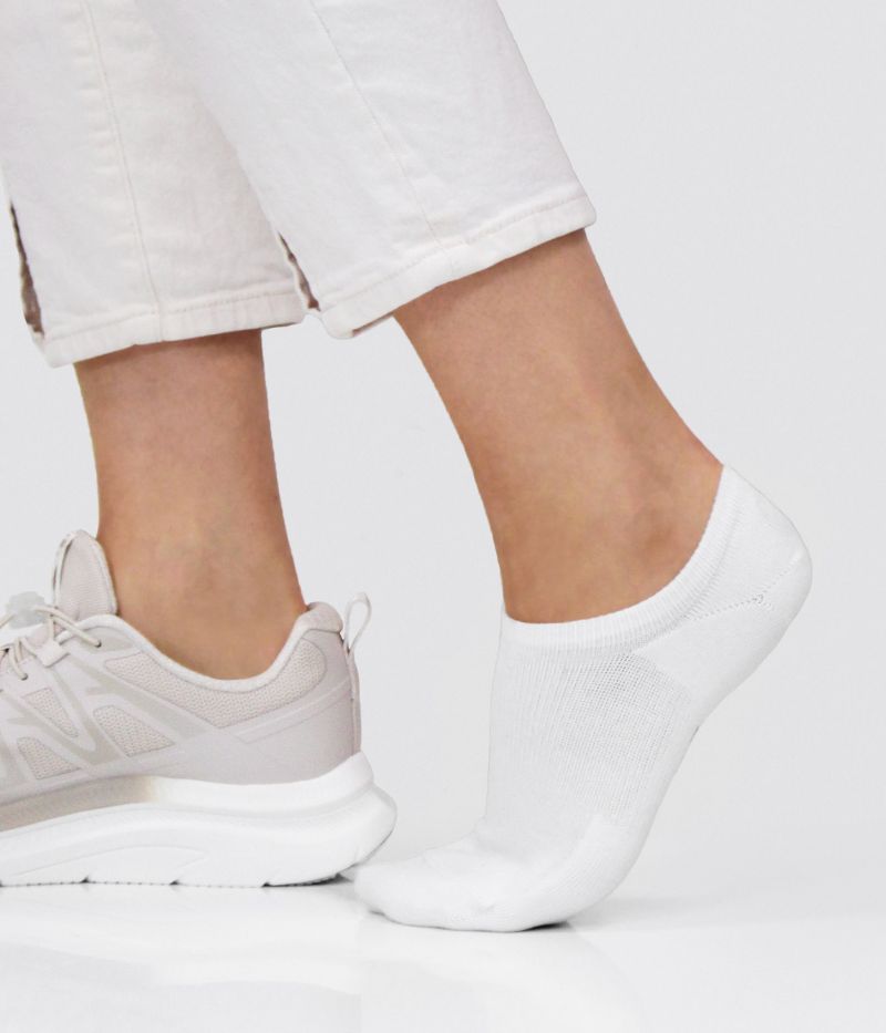 Vita ankelstrumpor i bambuviskos, perfekta i sneakers