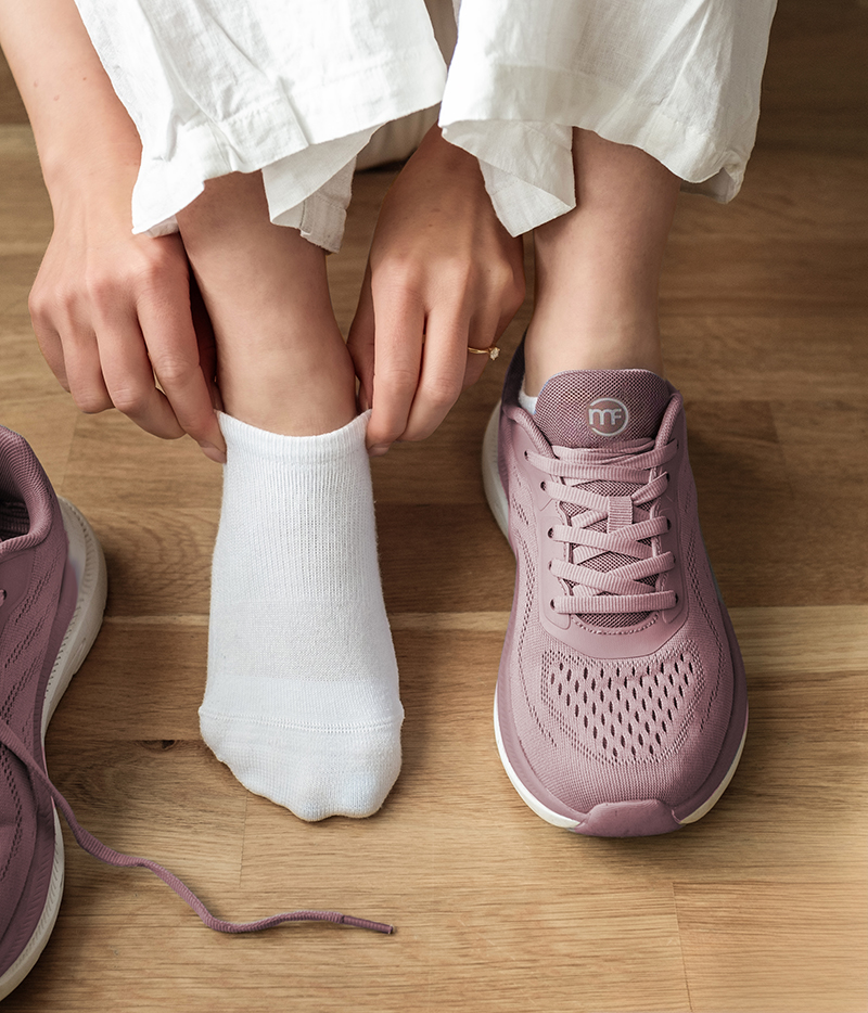 Vita ankelstrumpor i bambu perfekta för sneakers