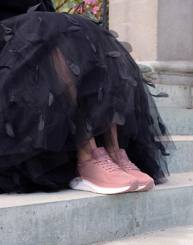 Kajsa har på sig våra Enjoy-sneakers i den rosa färgen Mauve